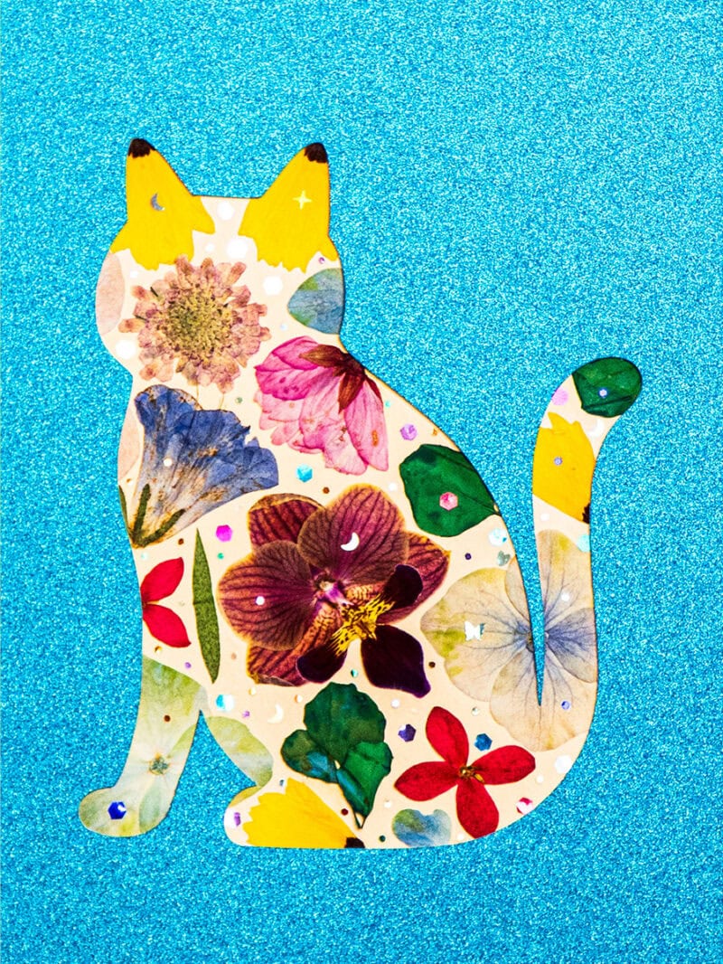 pressed_flower_art_kit_cat_elegant_azure_bloom_detail Elegant Cat: Azure Bloom 5"×7"